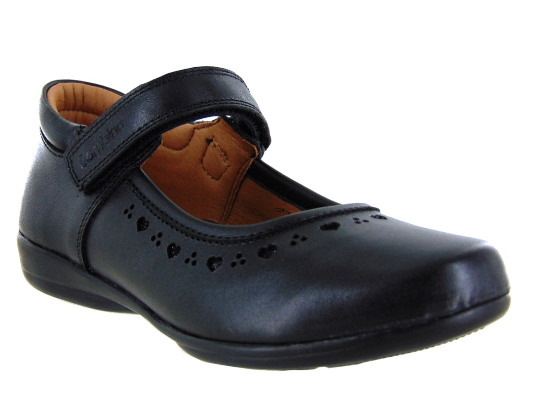 Zapato negro para niña con correa de ajuste y detalles perforados en forma de corazones.