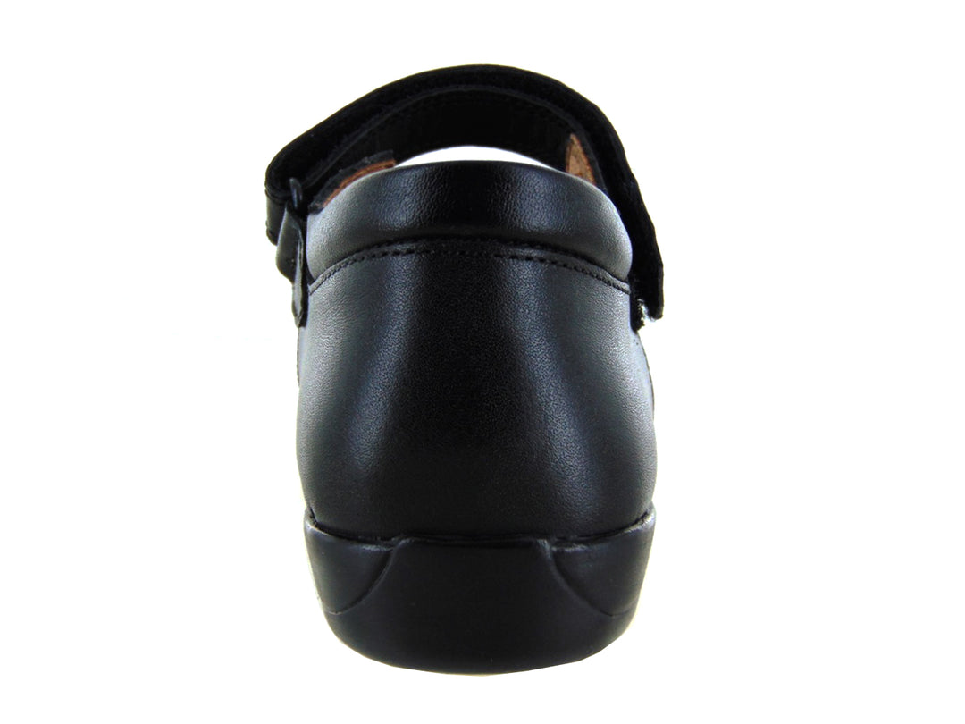 Zapato negro para niña con correa de ajuste y detalles perforados en forma de corazones.
