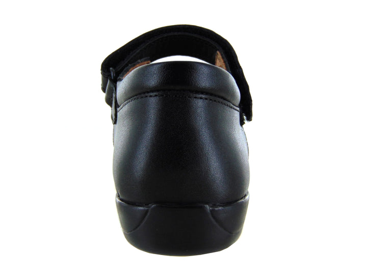 Zapato negro para niña con correa de ajuste y detalles perforados en forma de corazones.