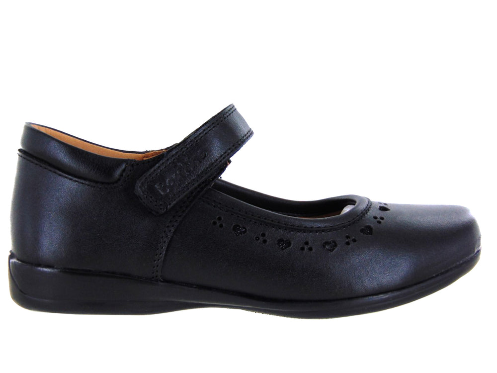 Zapato negro para niña de la marca Teen Bambino con correa de ajuste y detalles perforados en forma de corazón.