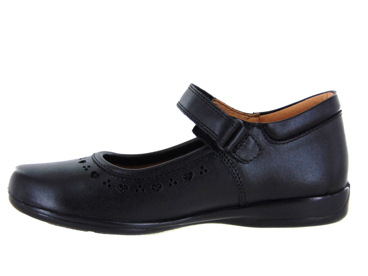 Zapato negro para niña de la marca Teen Bambino con correa de ajuste y detalles perforados en forma de corazón.