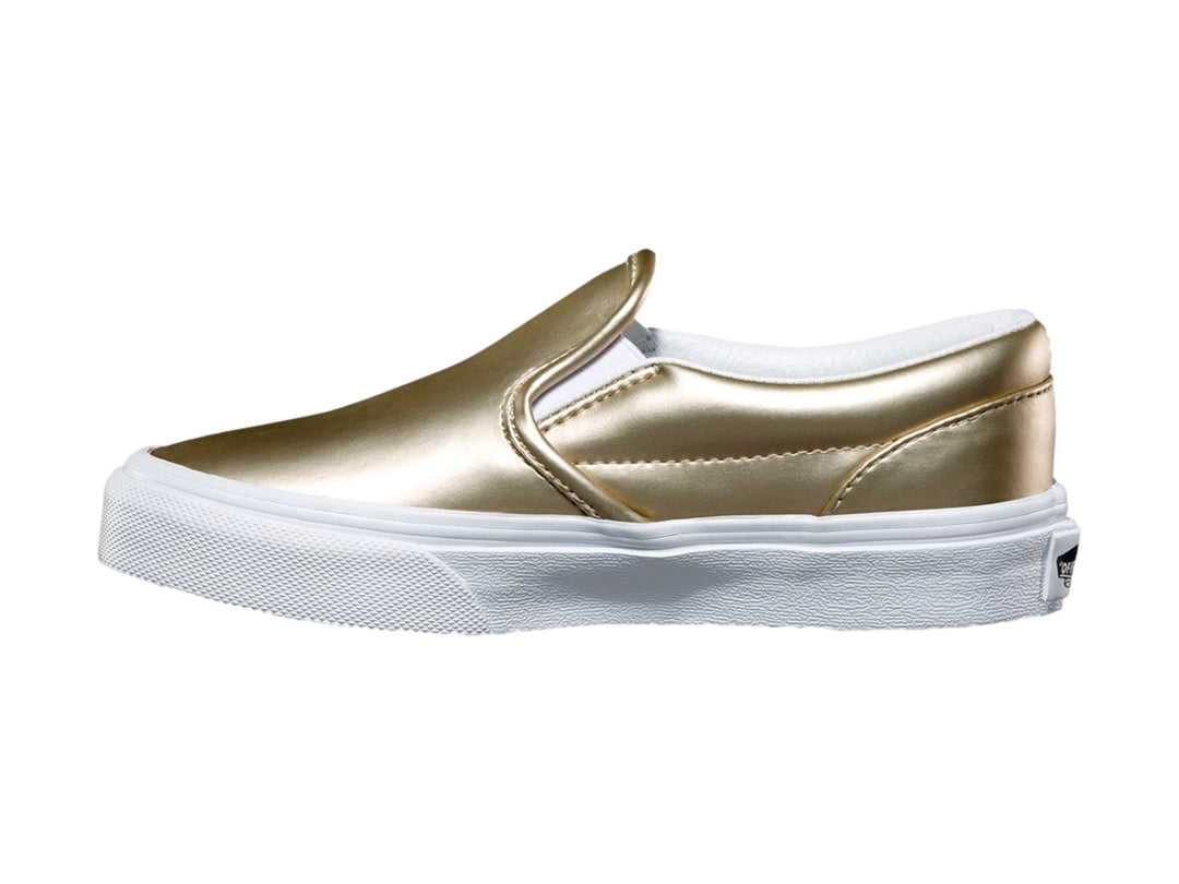 Zapato Vans slip-on para niño en color dorado metálico con suela blanca clásica.