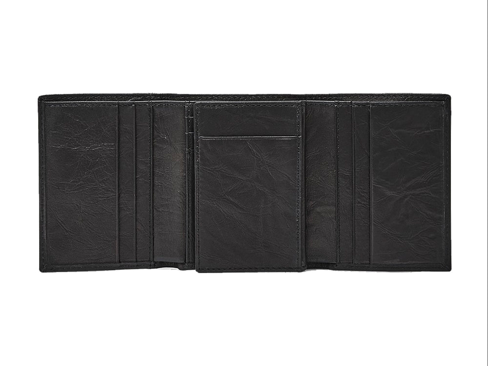 Cartera Fossil de cuero color negro con textura rugosa y logotipo grabado en la parte inferior.