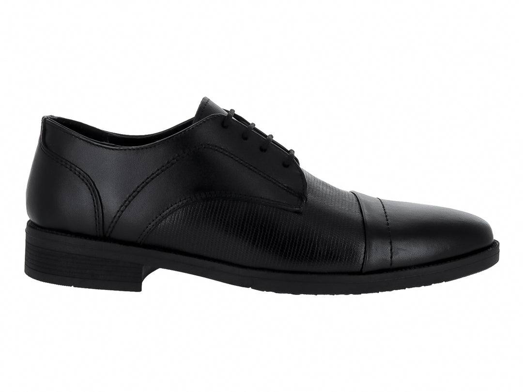 Zapato formal negro de la marca Elegancy con cordones y detalles de textura lineal en el costado.