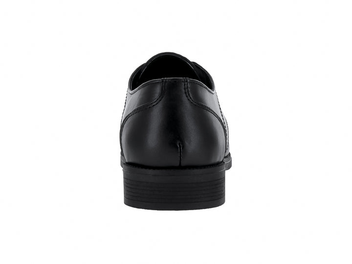 Zapato formal negro de la marca Elegancy con cordones y detalles de textura lineal en el costado.