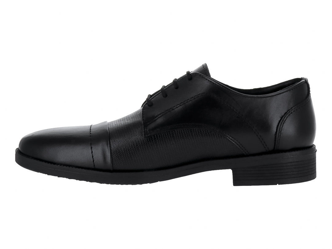 Zapato formal negro de la marca Elegancy con cordones y detalles de textura lineal en el costado.