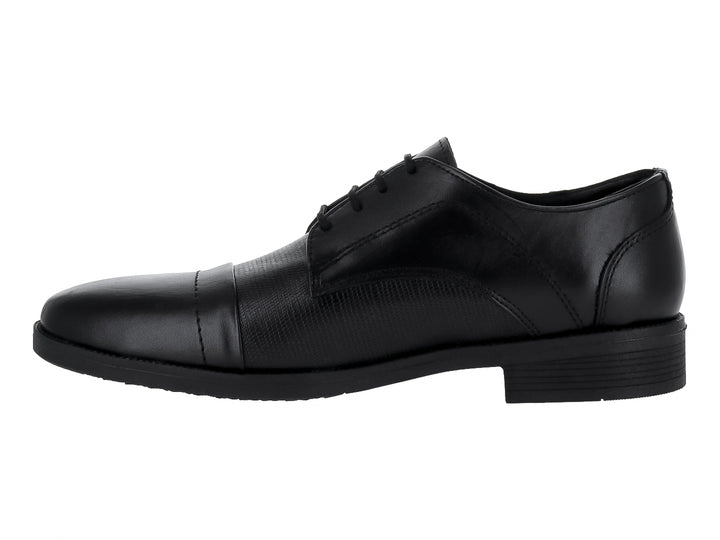 Zapato formal negro de la marca Elegancy con cordones y detalles de textura lineal en el costado.