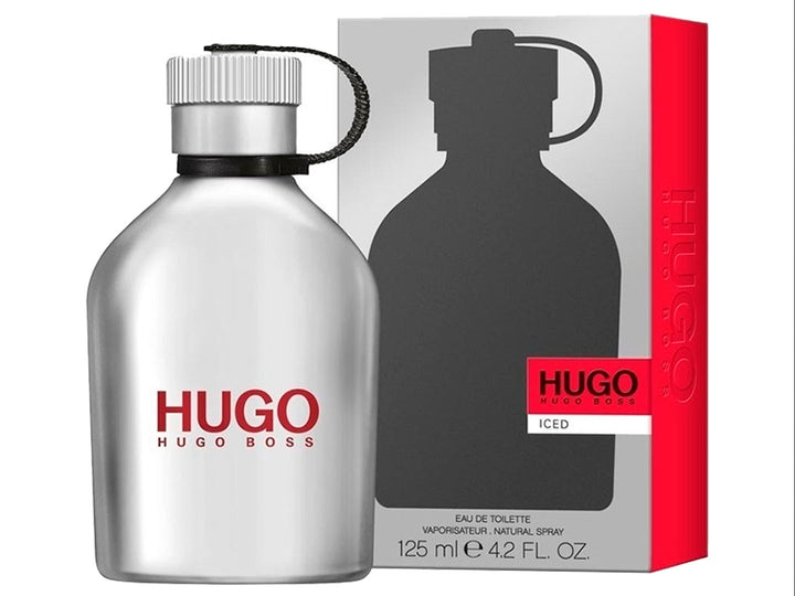 Botella de perfume Hugo Boss Iced en color plata junto a su empaque gris y rojo.