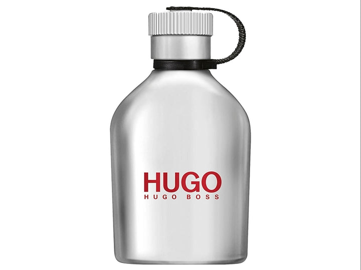 Botella de perfume Hugo Boss Iced en color plata junto a su empaque gris y rojo.