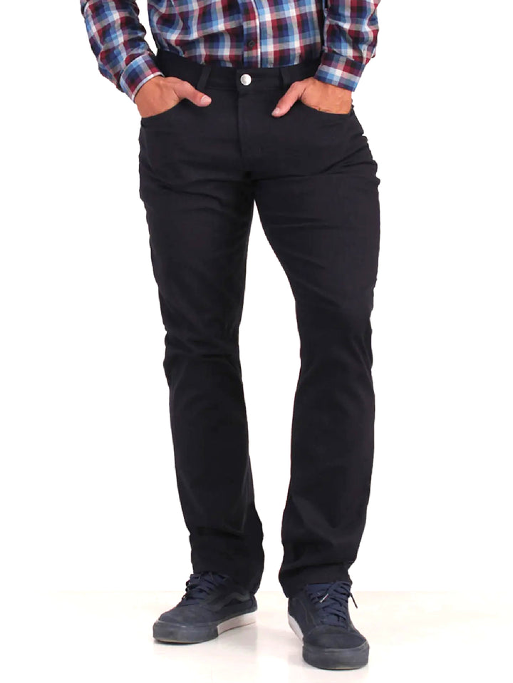 Hombre vistiendo pantalones jeans color marino de corte casual y calzado deportivo.