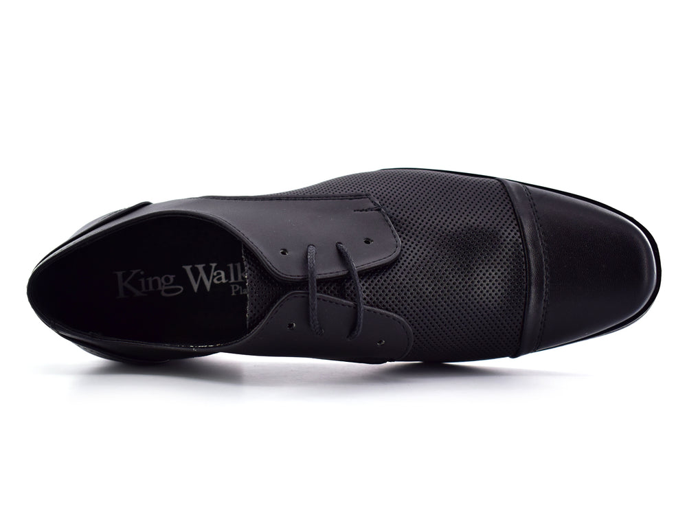 Par de zapatos negros para hombre con cordones y detalles perforados sobre fondo blanco.
