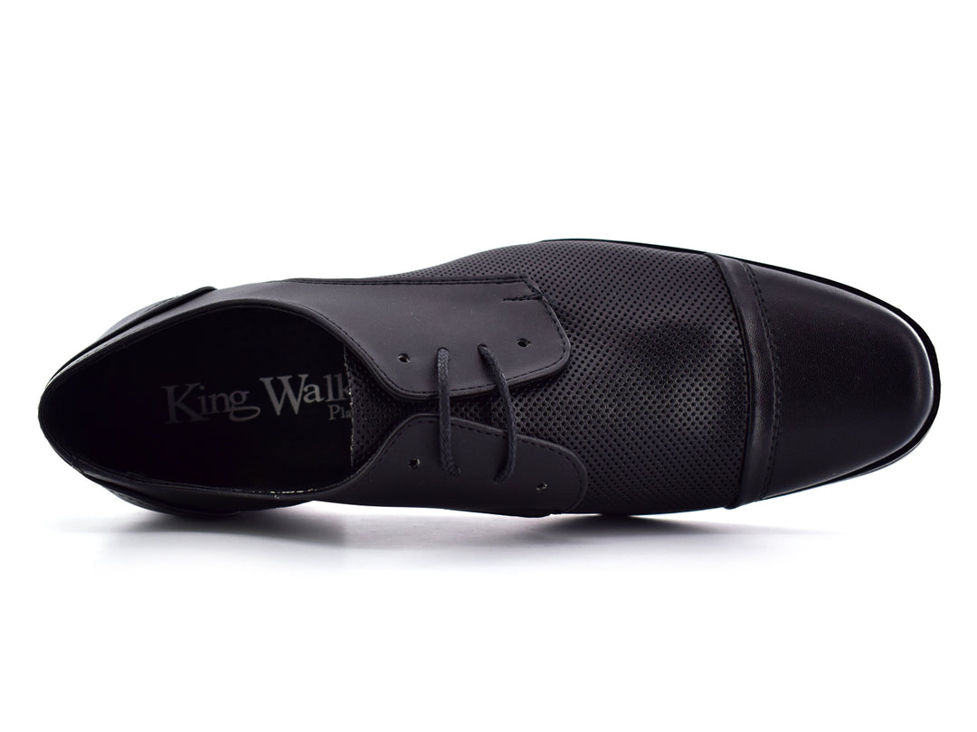 Par de zapatos negros para hombre con cordones y detalles perforados sobre fondo blanco.