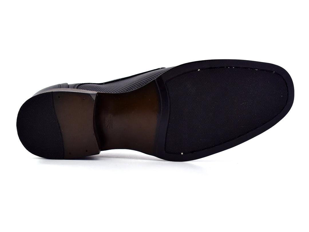 Par de zapatos negros para hombre con cordones y detalles perforados sobre fondo blanco.