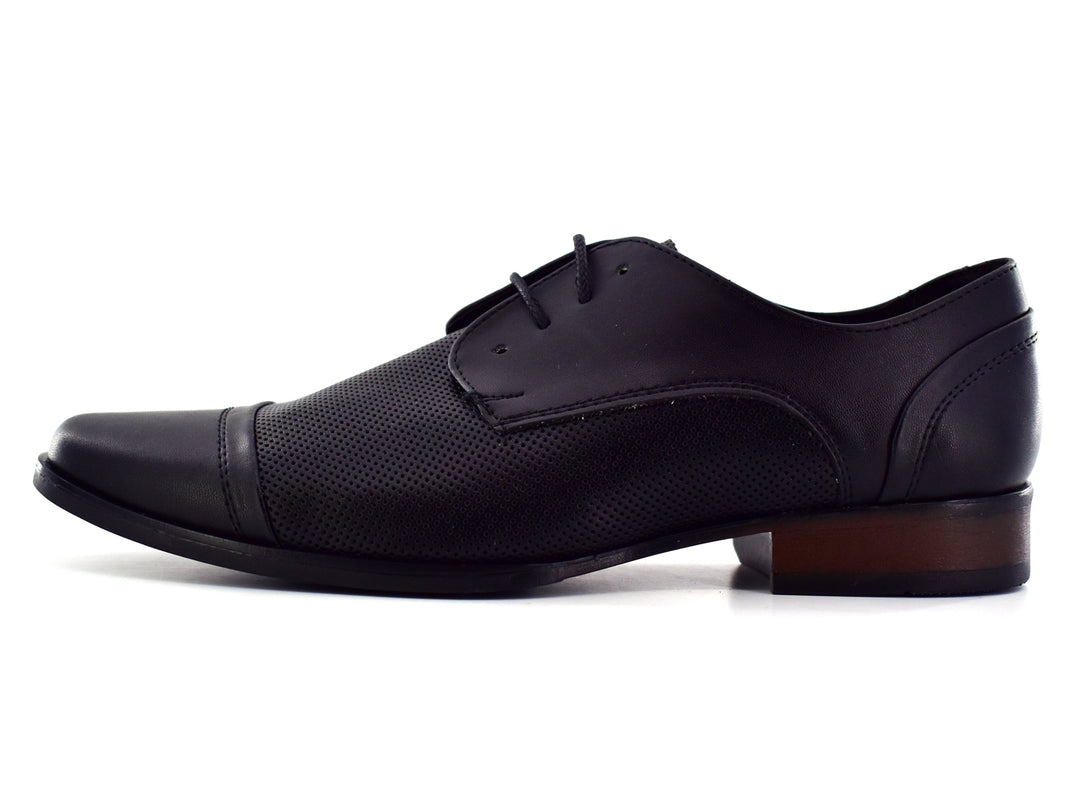 Par de zapatos negros para hombre con cordones y detalles perforados sobre fondo blanco.