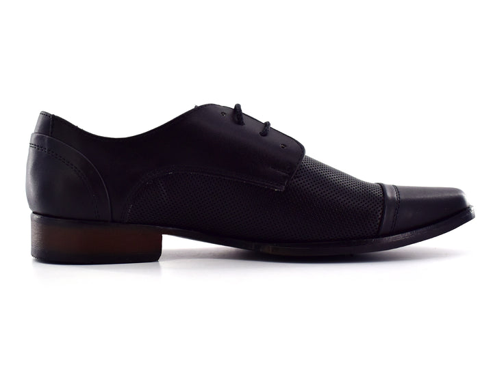 Par de zapatos negros para hombre con cordones y detalles perforados sobre fondo blanco.