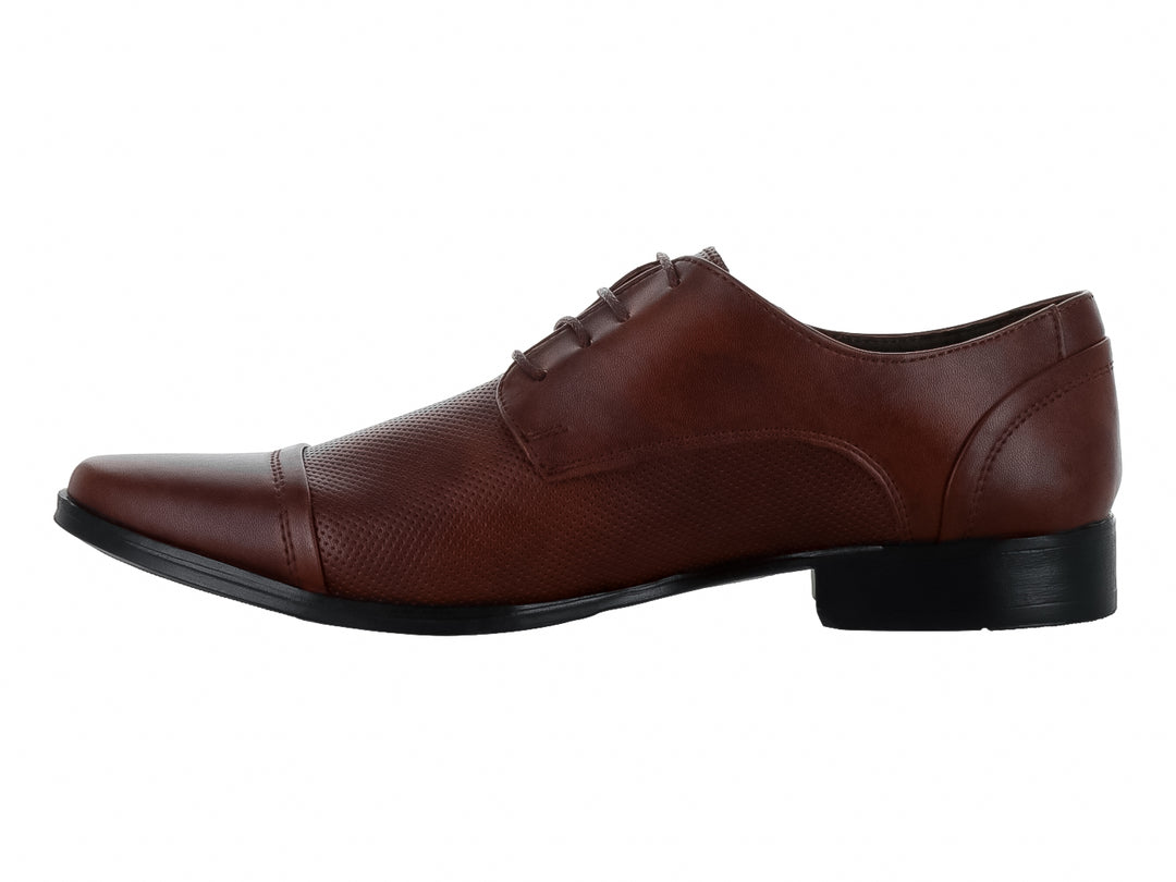Zapato formal Oxford color miel para hombre con textura granulada y suela negra.