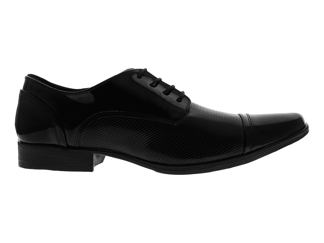 Zapato formal de charol negro para niño con cordones y acabado brillante.