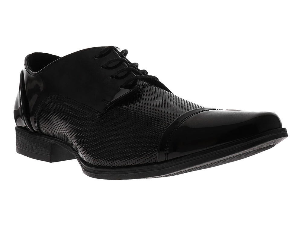 Zapato formal de charol negro para niño con cordones y acabado brillante.