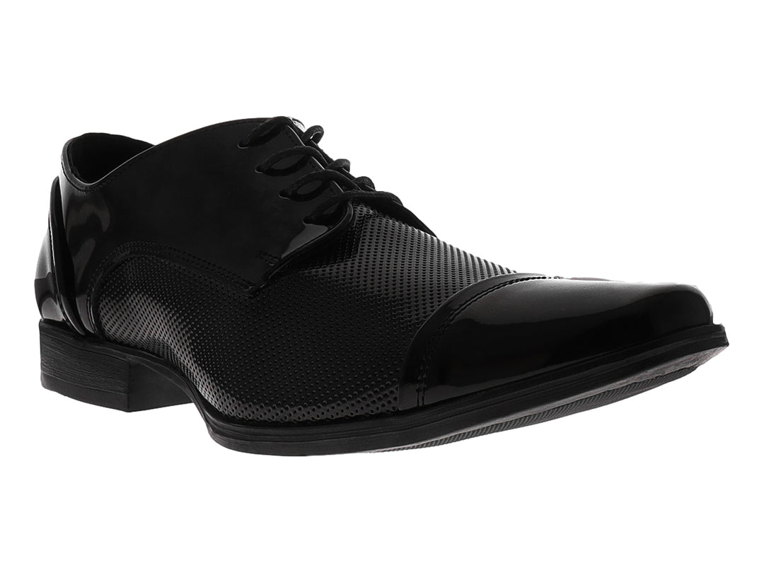 Zapato formal de charol negro para niño con cordones y acabado brillante.