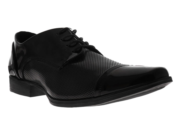 Zapato formal de charol negro para niño con cordones y acabado brillante.