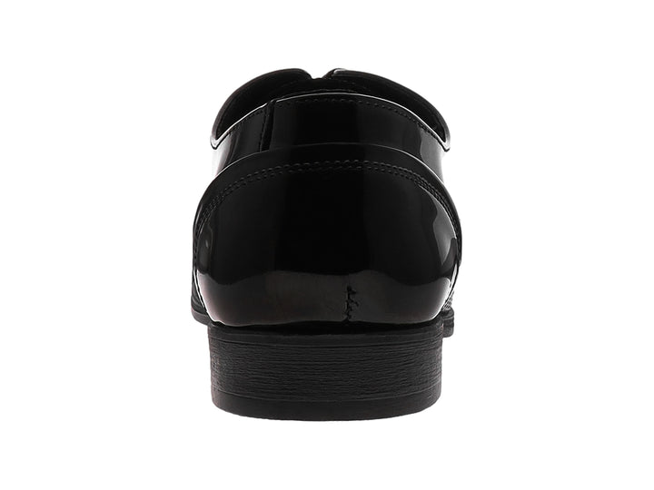 Zapato formal de charol negro para niño con cordones y acabado brillante.