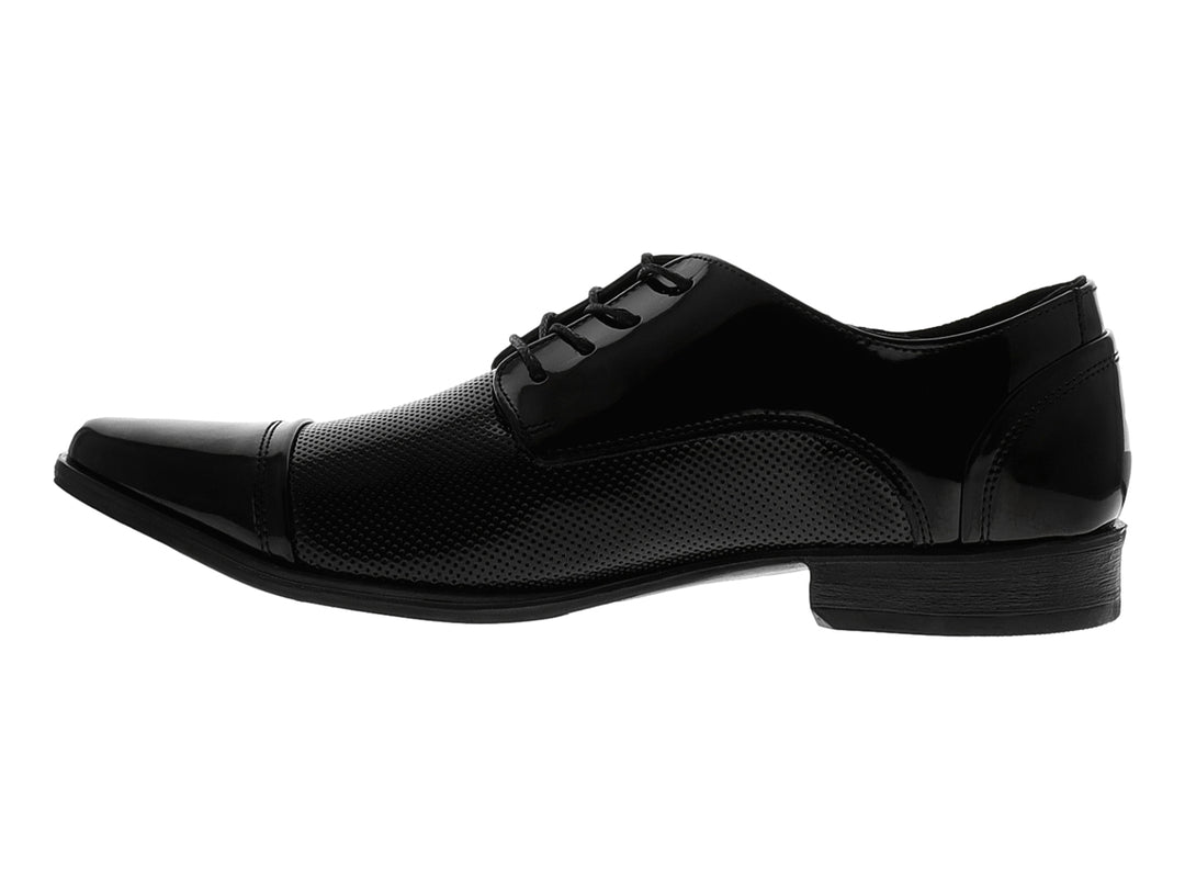 Zapato formal de charol negro para niño con cordones y acabado brillante.