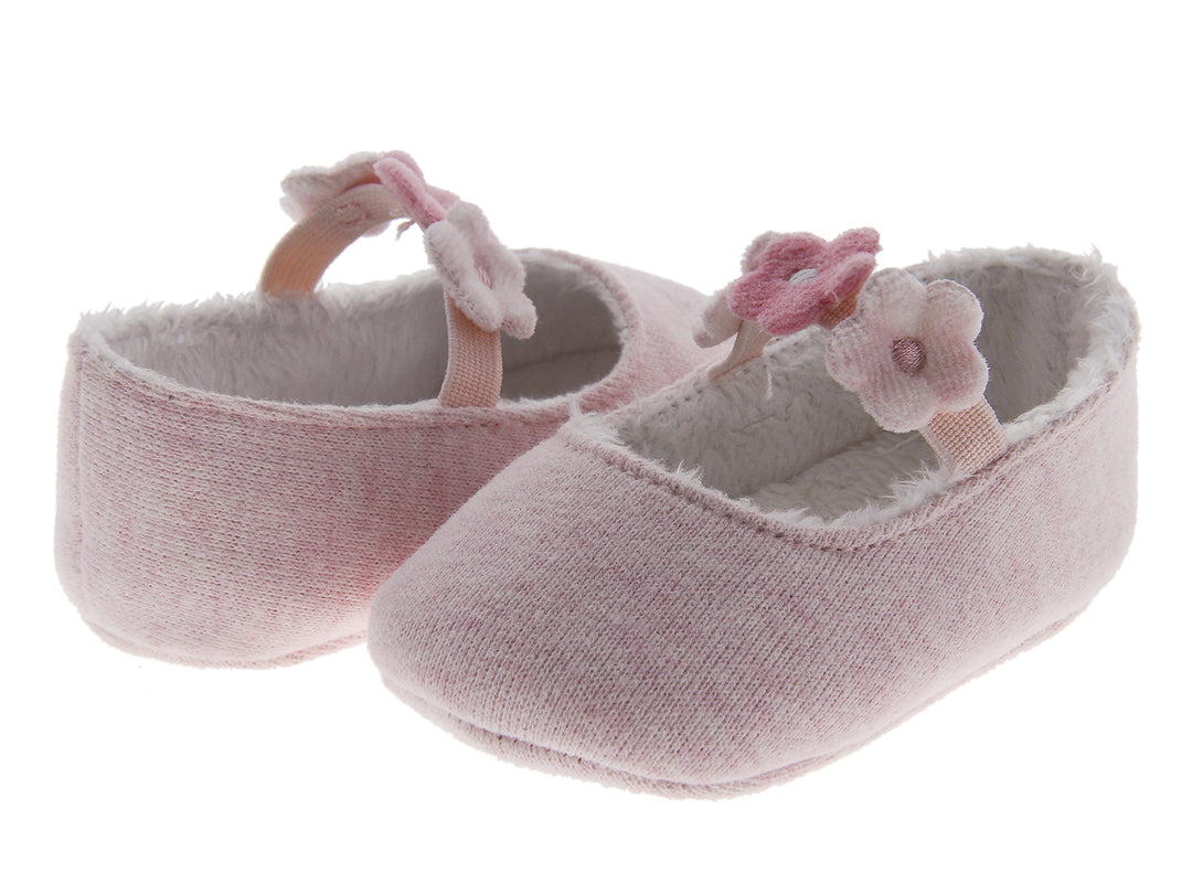 Zapatos rosa para bebé niña con adornos de flores y forro interior blanco.