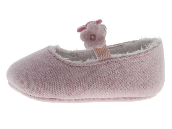 Zapatos rosa para bebé niña con adornos de flores y forro interior blanco.