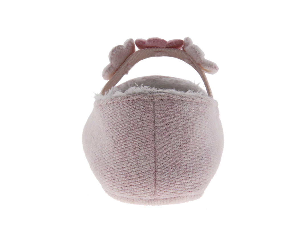Zapatos rosa para bebé niña con adornos de flores y forro interior blanco.