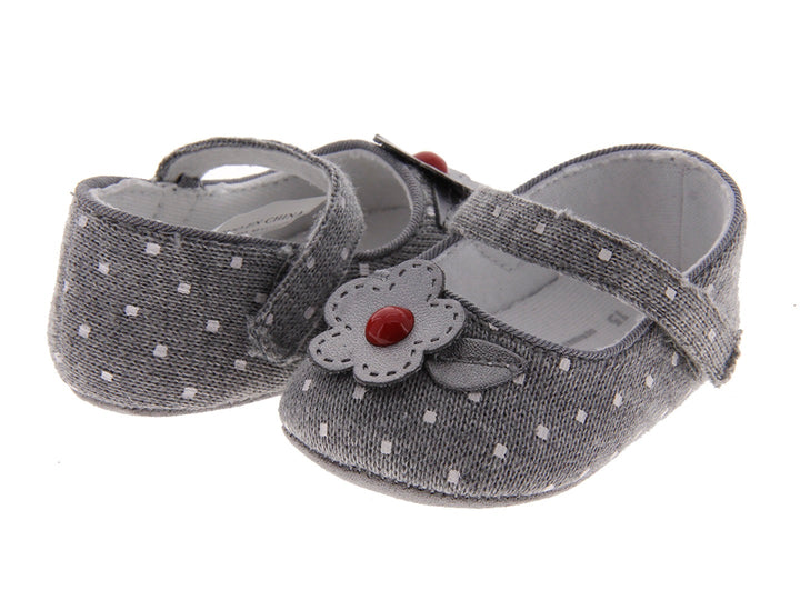 Zapatos para bebé niña color gris con puntos blancos y adorno de flor roja.