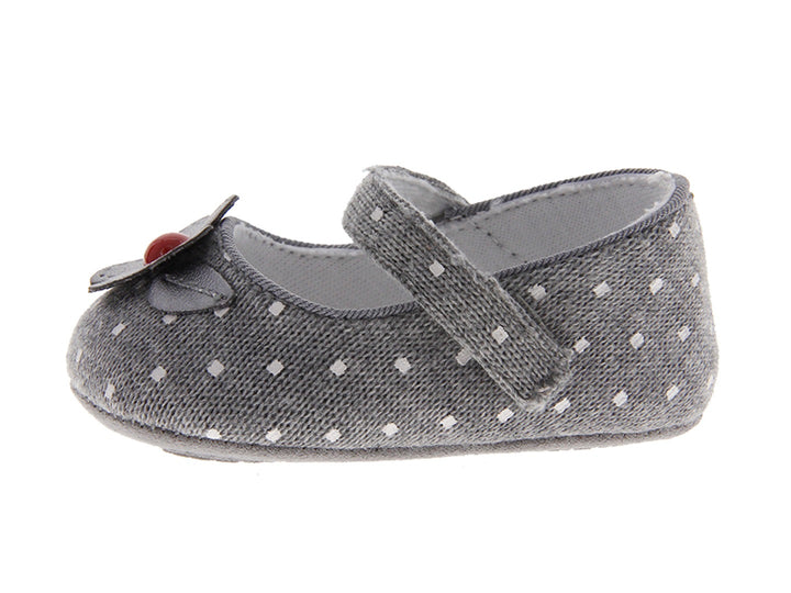 Zapatos para bebé niña color gris con puntos blancos y adorno de flor roja.