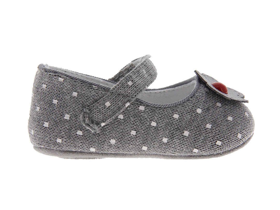Zapatos para bebé niña color gris con puntos blancos y adorno de flor roja.
