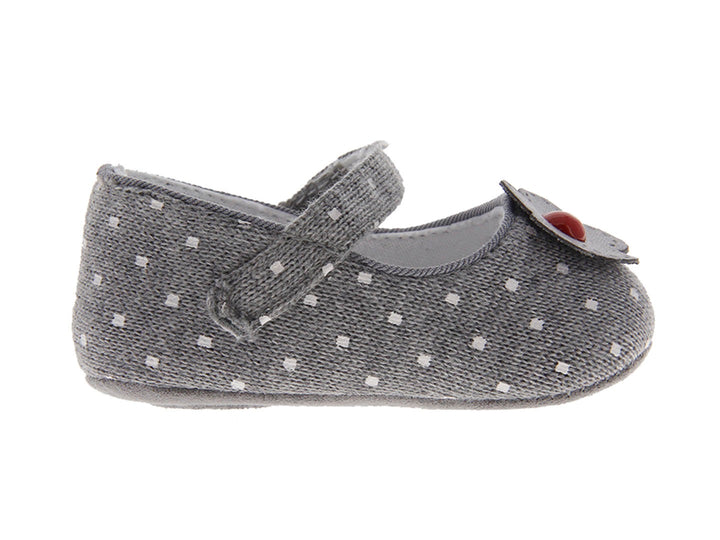 Zapatos para bebé niña color gris con puntos blancos y adorno de flor roja.