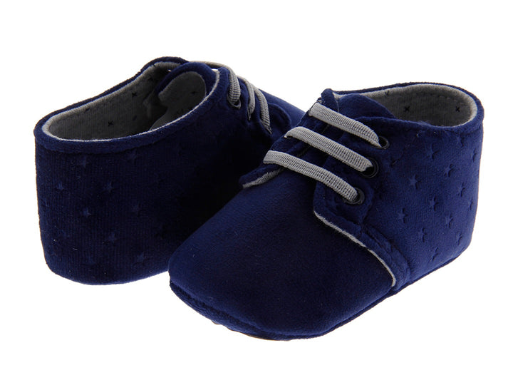 Par de zapatos para bebé color azul marino con cordones grises y textura de puntos