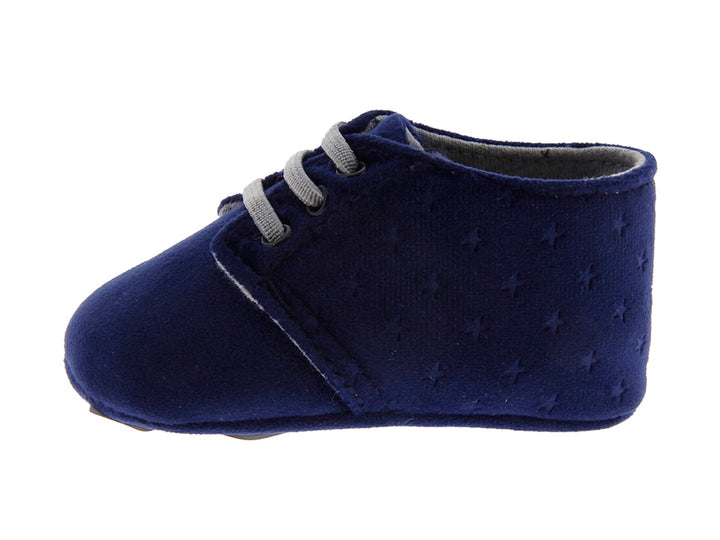 Par de zapatos para bebé color azul marino con cordones grises y textura de puntos
