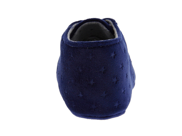 Par de zapatos para bebé color azul marino con cordones grises y textura de puntos