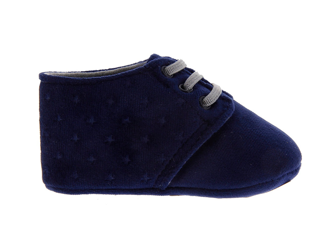Par de zapatos para bebé color azul marino con cordones grises y textura de puntos