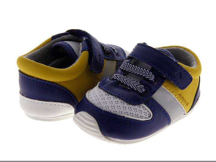 Tenis deportivos para bebé Mayoral en colores azul y mostaza con cierre de velcro y suela blanca.