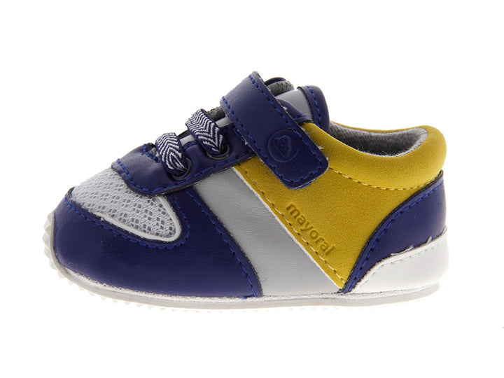 Tenis deportivos para bebé Mayoral en colores azul y mostaza con cierre de velcro y suela blanca.