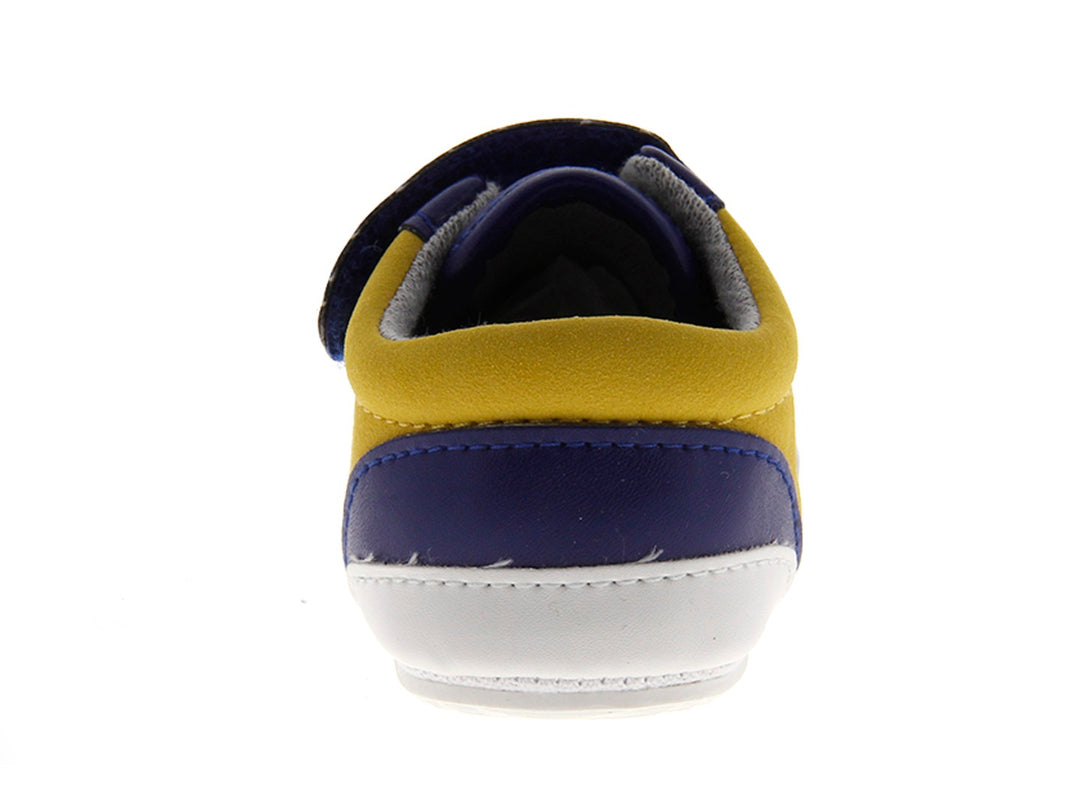 Tenis deportivos para bebé Mayoral en colores azul y mostaza con cierre de velcro y suela blanca.