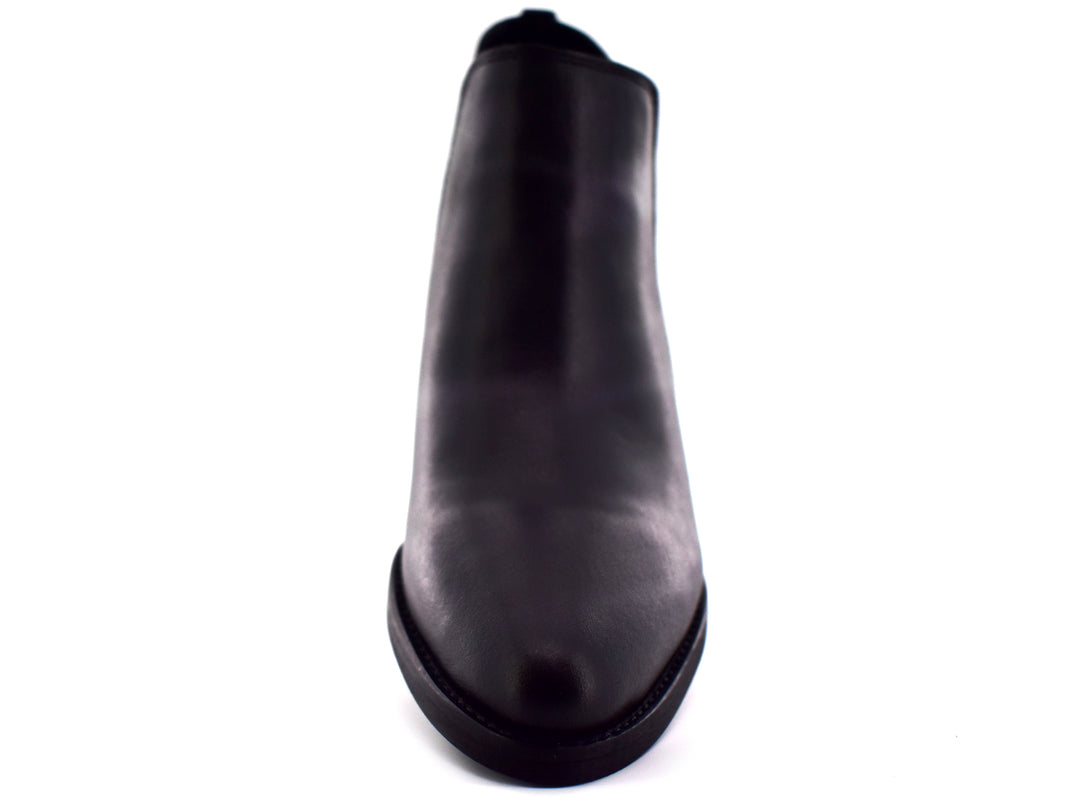 Botín negro para mujer con tacón cuadrado y panel lateral elástico.