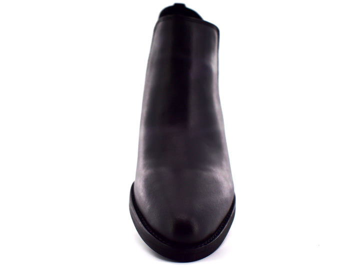 Botín negro para mujer con tacón cuadrado y panel lateral elástico.