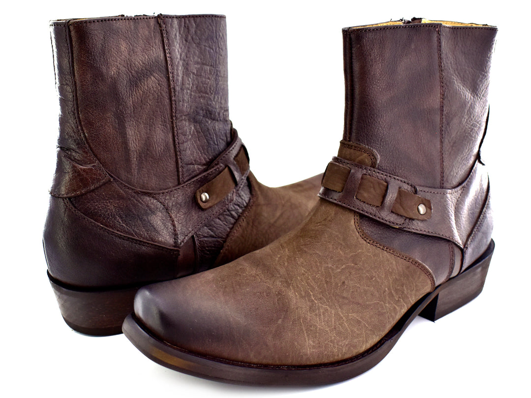 Botas para hombre de cuero color café con diseño de correas laterales y acabado mate.
