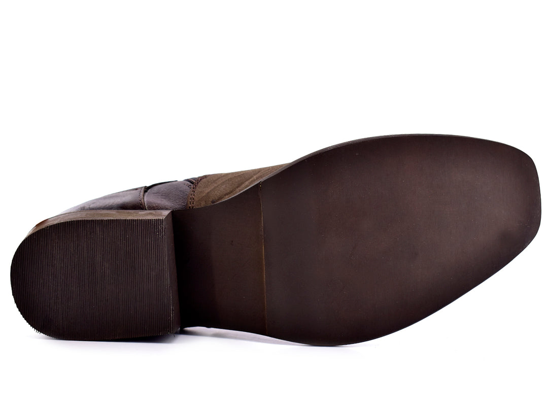 Botas para hombre de cuero color café con diseño de correas laterales y acabado mate.