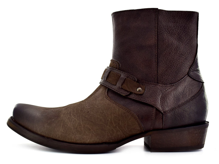 Botas para hombre de cuero color café con diseño de correas laterales y acabado mate.