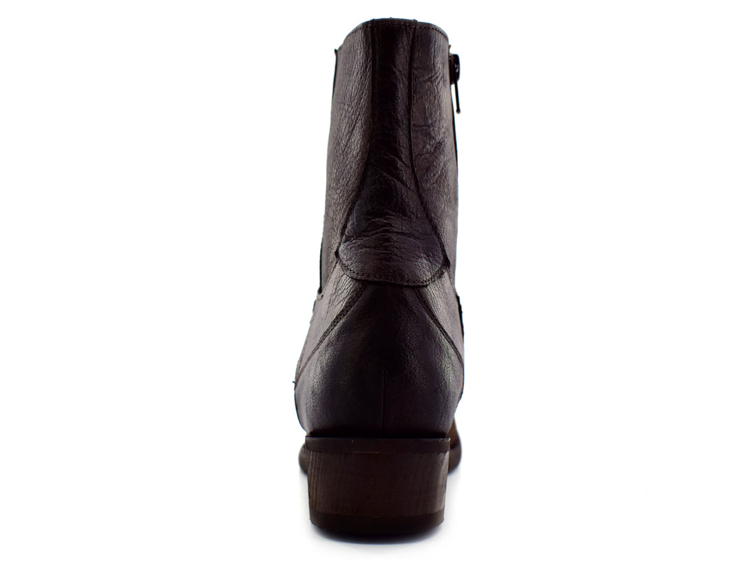 Botas para hombre de cuero color café con diseño de correas laterales y acabado mate.