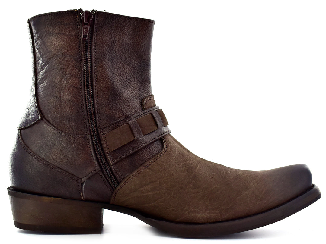 Botas para hombre de cuero color café con diseño de correas laterales y acabado mate.