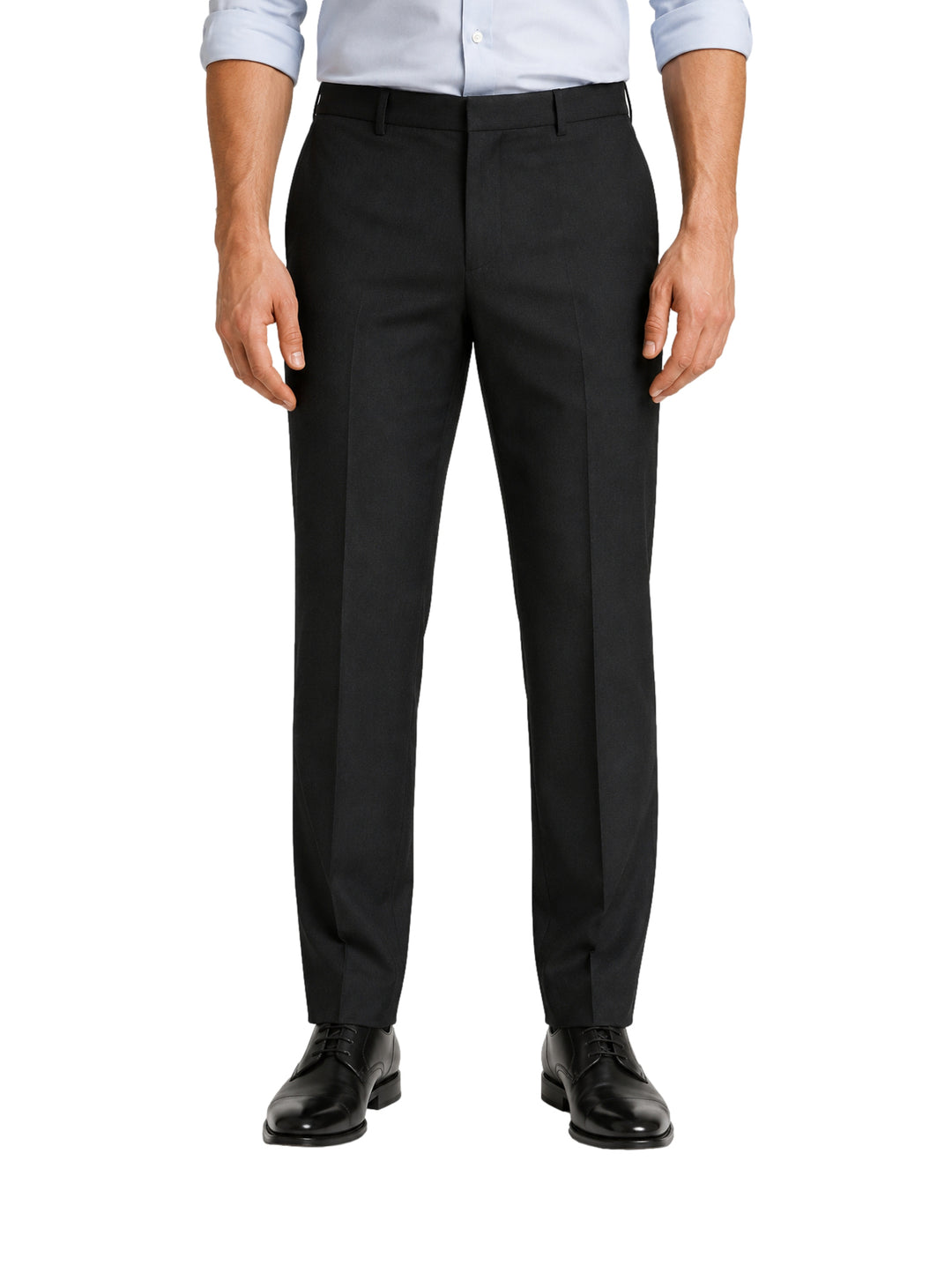 Hombre vistiendo un pantalón formal de color gris oscuro con zapatos negros