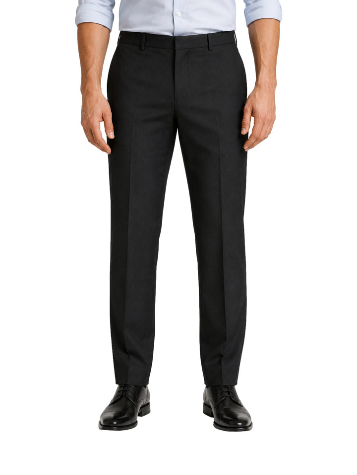Hombre vistiendo un pantalón formal de color gris oscuro con zapatos negros