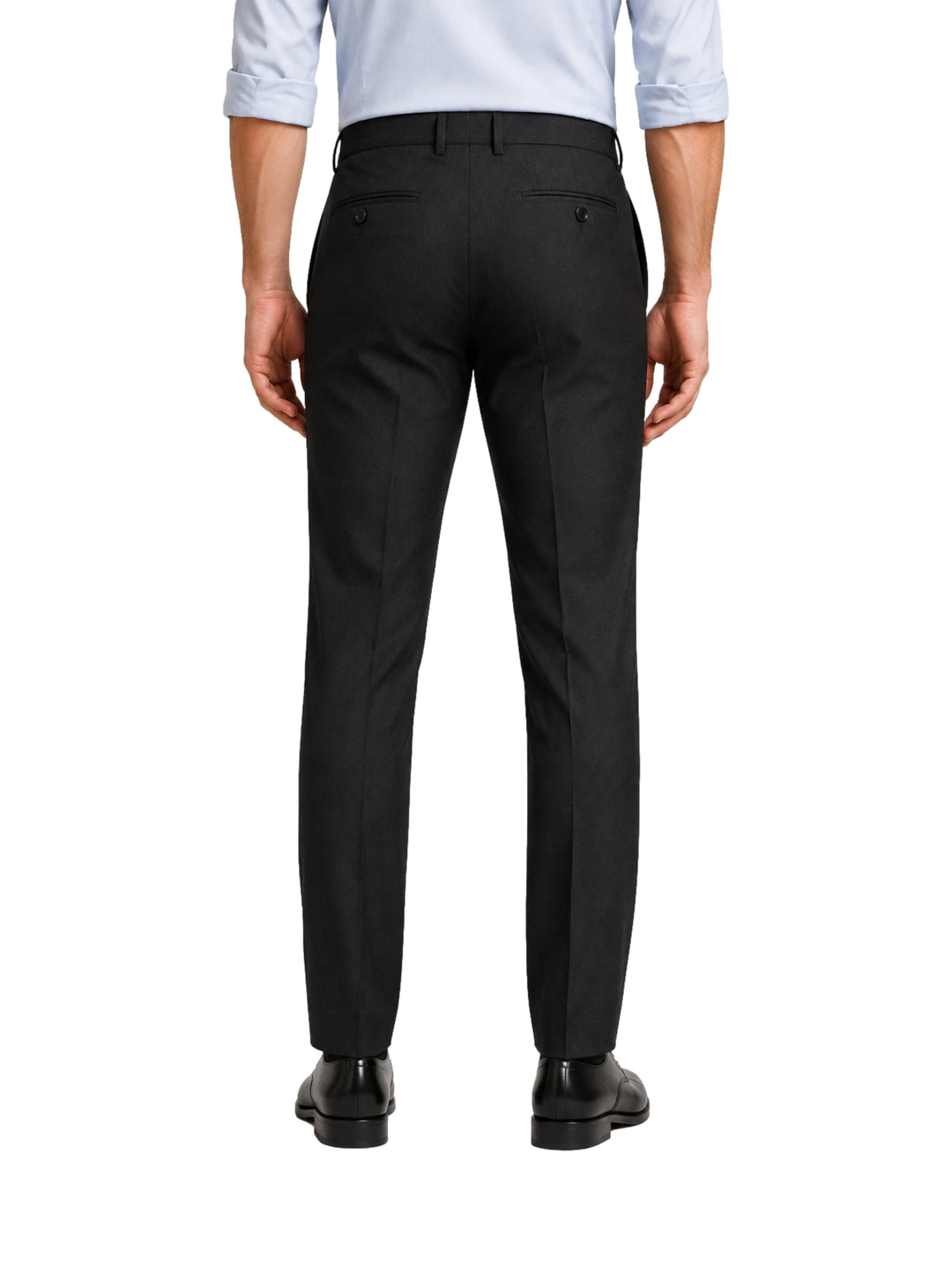 Hombre vistiendo un pantalón formal de color gris oscuro con zapatos negros